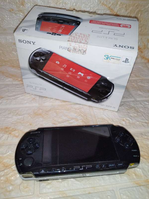 Psp 3004 with 2 games and new 3600mah battery