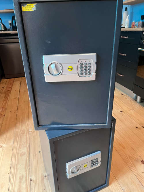 Electronic digital safes