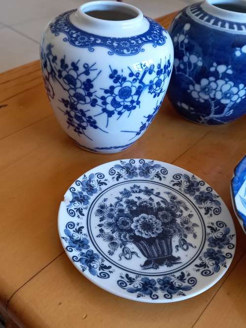 blue and white bundle of porcelain