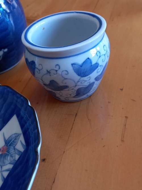 blue and white bundle of porcelain