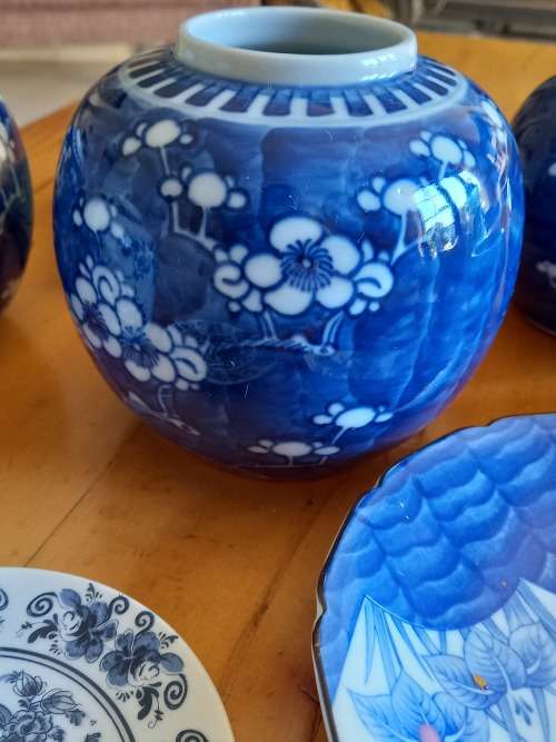 blue and white bundle of porcelain
