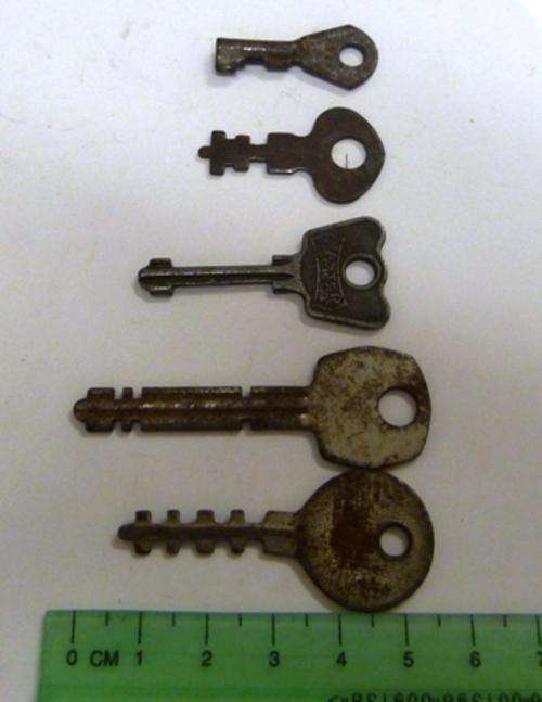 5 different vintage lock keys