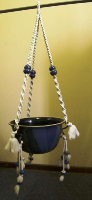Hanging flower pot holder