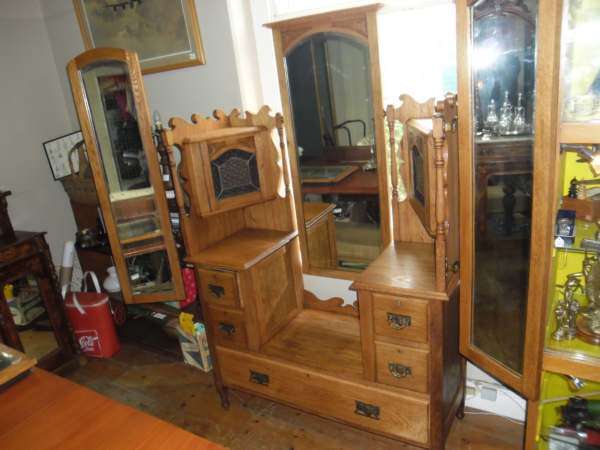 OAK BATWING DRESSING TABLE ( VERY GOOD CONDITION)
