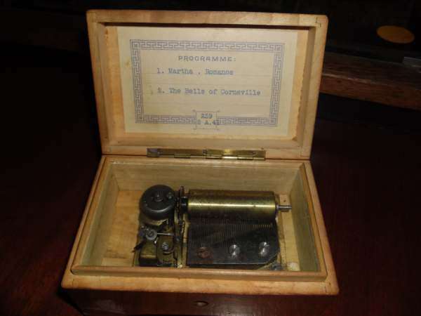 LITTLE MUSIC BOX CIRCA 1921 (9 X 6,5 X 4 CM)