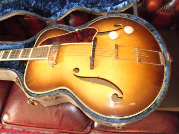 VINTAGE GUITAR IN GOOD CONDITION