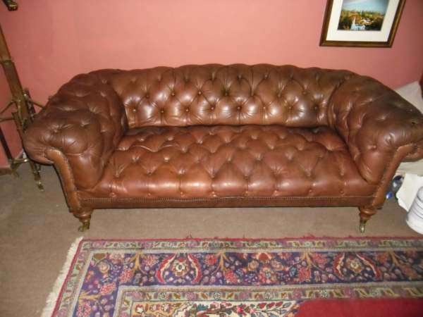 VICTORIAN CHESTERFIELD SOFA IN LEATHER ON CASTORS( 200 X 93 X 73 CM) RARE FIND