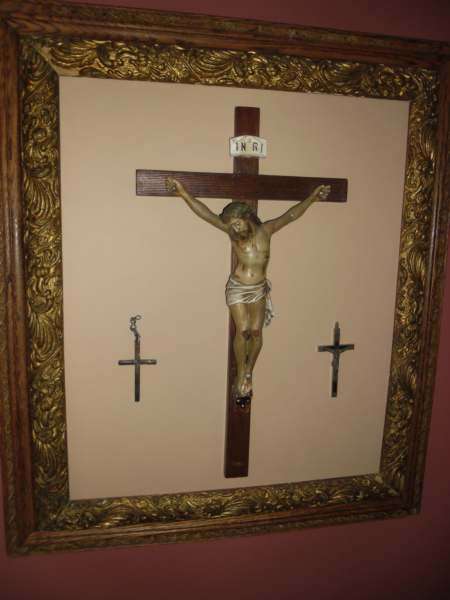 ORNATE GILDED OAK FRAME WITH 3 CRUCIFIXES ( 70 x 80 cm)