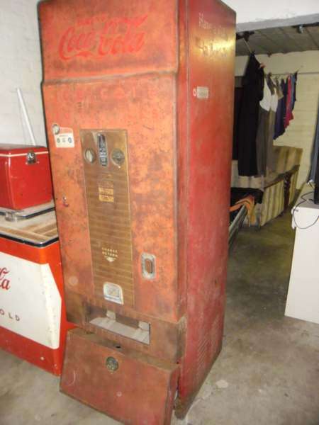 COKE VENDO MACHINE: MILLS 120 B COOLER CIRCA 1946, VERY RARE FIND !!!