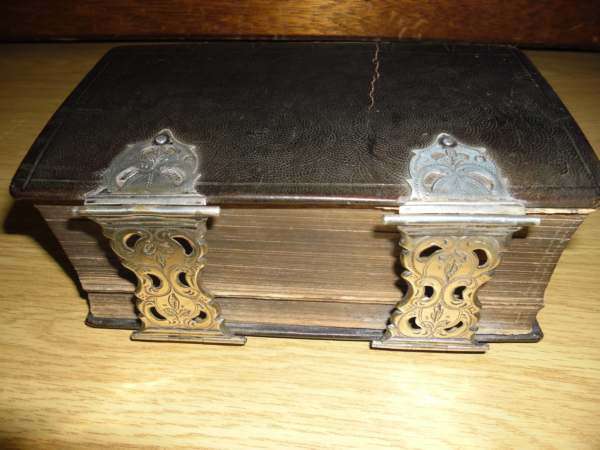 BIJBEL: STATENGENERAAL 1876 WITH HALLMARKED SILVER CLIPS ( POSSIBLY CAPE SILVER )