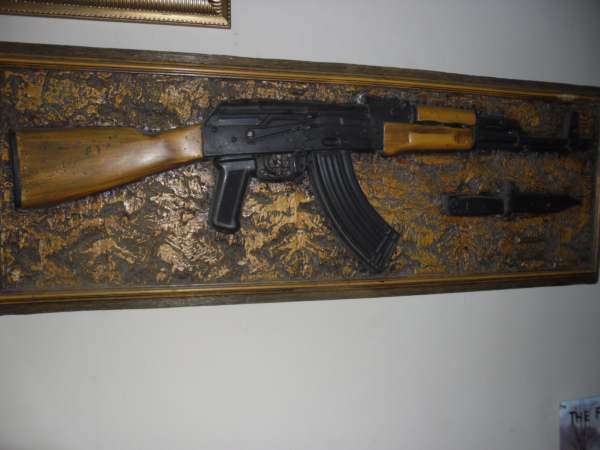 AK 47 RIFLE AND BYONET PLAQUE: LIFISIZE 100 X 35 CM