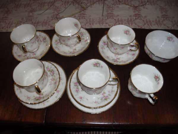 ROYAL ALBERT VICTORIAN ROSE PART TEASET IN MINT CONDITION ( 14 PC)