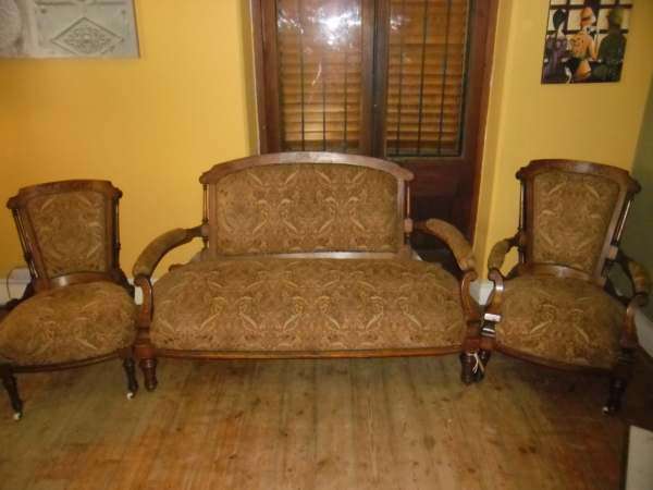 VICTORIAN WALNUT SALON SUITE CIRCA 1880 ( BEAUTIFUL CONDITION)