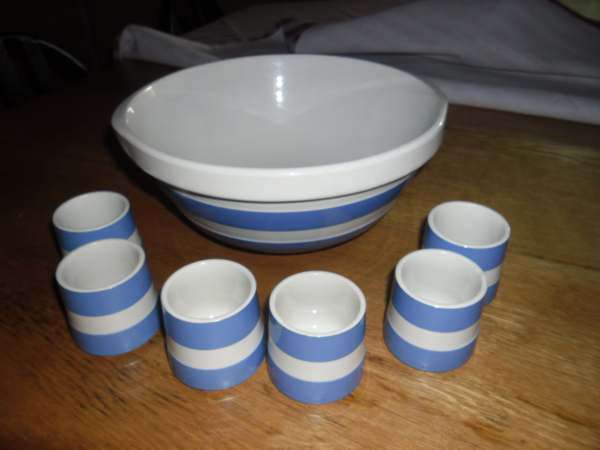 CORNISHWARE BOWL AND 6 EGGCUPS IN MINT CONDITION