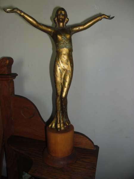 ART DECO BRONZED SPELTER FIGURINE CIRCA 1930'S ( 37 X 22 CM )