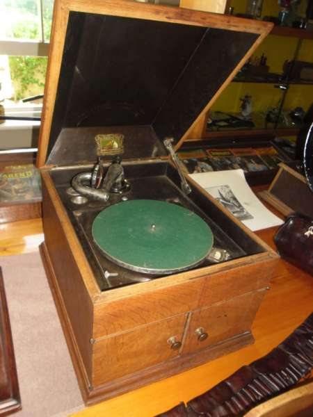 GRAMOPHONE: HMV IN GOOD WORKING CONDITION