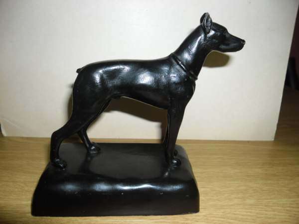 BRONZE OR METAL DOG ON BASE ( 15 X 13 X 6 CM )