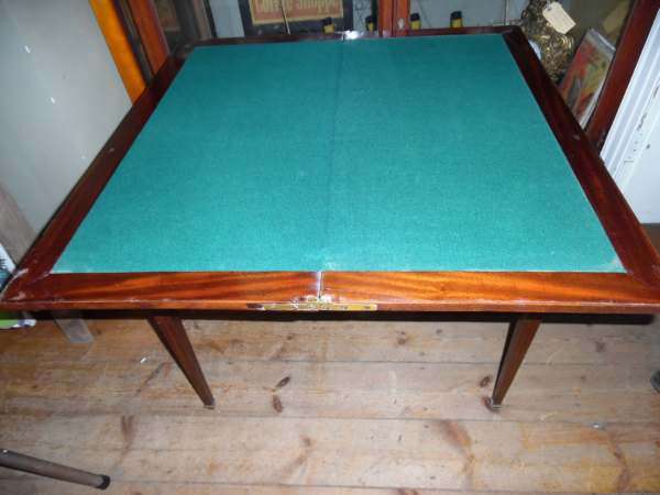 EDWARDIAN MAHOGANY CARD TABLE( 75 x 73 cm open, 75 x 37 cm closed, hight 70 cm)
