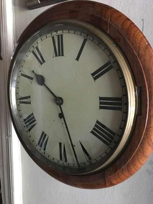 Station Clock: Mahogany cased in wotking condition ( 40 cm diameter)