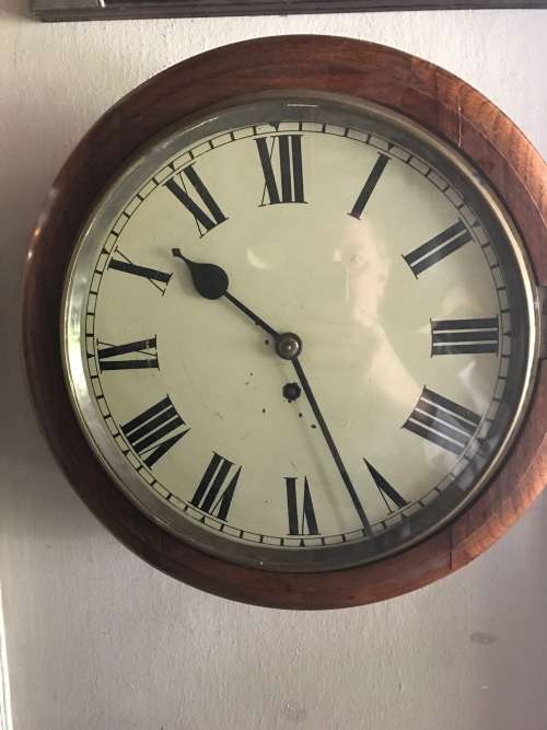 Station Clock: Mahogany cased in wotking condition ( 40 cm diameter)