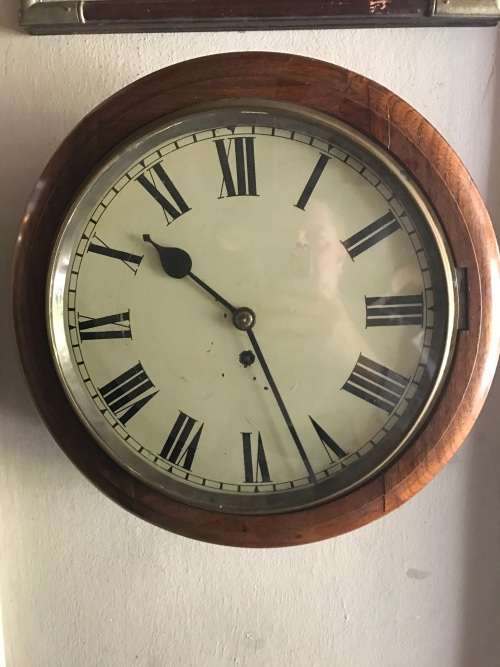 Station Clock: Mahogany cased in wotking condition ( 40 cm diameter)