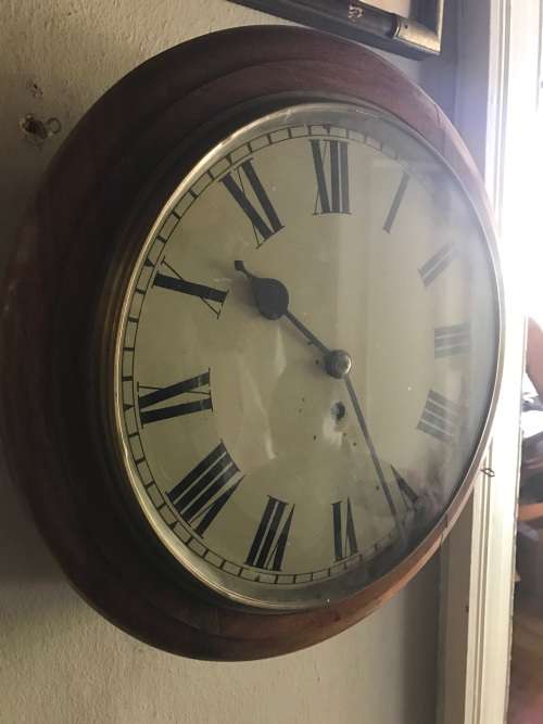 Station Clock: Mahogany cased in wotking condition ( 40 cm diameter)