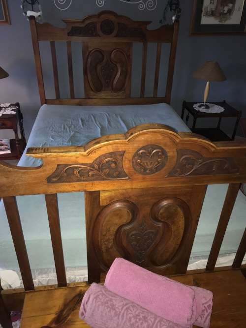 Beautiful  Victorian Walnut Doublebed circa 1890 in good condition on original castors