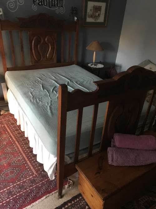 Beautiful  Victorian Walnut Doublebed circa 1890 in good condition on original castors