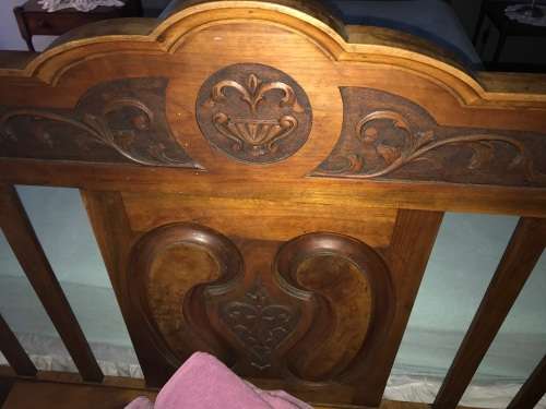 Beautiful  Victorian Walnut Doublebed circa 1890 in good condition on original castors