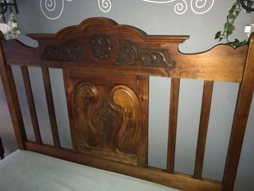 Beautiful  Victorian Walnut Doublebed circa 1890 in good condition on original castors