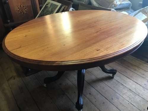 Victorian Mahogany Loo Table in good condition ( 133 x 105 x 74 cm )
