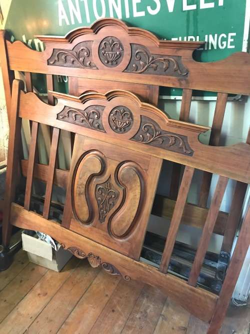 Beautiful  Victorian Walnut Doublebed circa 1890 in good condition on original castors