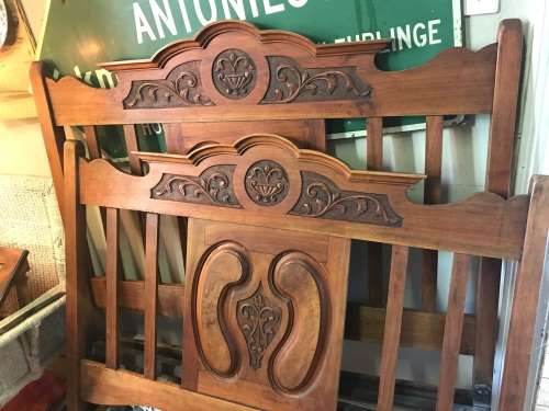 Beautiful  Victorian Walnut Doublebed circa 1890 in good condition on original castors