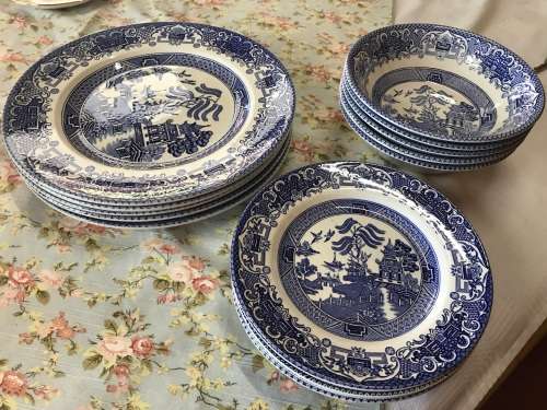 Old Willow Staffordshire Plates (15 pieces )