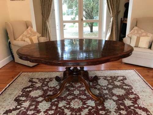 Beautiful Victorian Burr Walnut Tilttop Loo Table circa 1880 ( 150 x 110 x 70 cm )