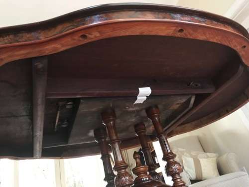 Beautiful Victorian Burr Walnut Tilttop Loo Table circa 1880 ( 150 x 110 x 70 cm )