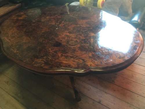 Beautiful Victorian Burr Walnut Tilttop Loo Table circa 1880 ( 150 x 110 x 70 cm )