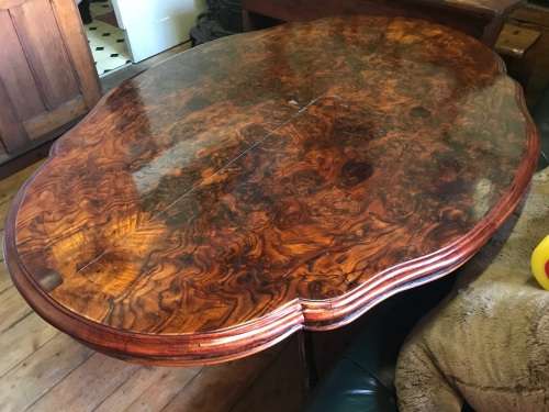 Beautiful Victorian Burr Walnut Tilttop Loo Table circa 1880 ( 150 x 110 x 70 cm )
