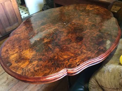 Beautiful Victorian Burr Walnut Tilttop Loo Table circa 1880 ( 150 x 110 x 70 cm )