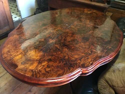 Beautiful Victorian Burr Walnut Tilttop Loo Table circa 1880 ( 150 x 110 x 70 cm )
