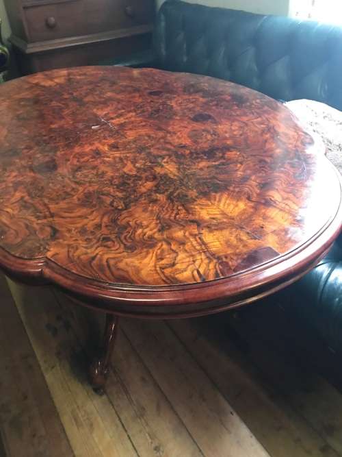 Beautiful Victorian Burr Walnut Tilttop Loo Table circa 1880 ( 150 x 110 x 70 cm )