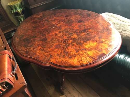 Beautiful Victorian Burr Walnut Tilttop Loo Table circa 1880 ( 150 x 110 x 70 cm )