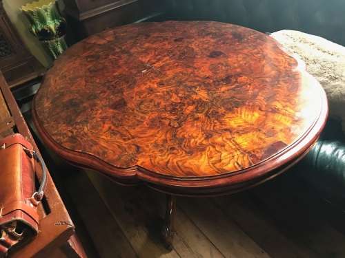 Beautiful Victorian Burr Walnut Tilttop Loo Table circa 1880 ( 150 x 110 x 70 cm )