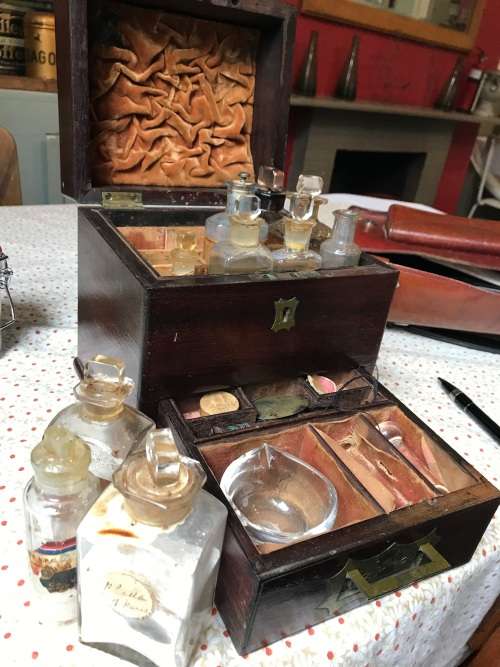 RARE VICTORIAN MAHOGANY MEDICINE BOX WITH CONTENTS ( box closed 20 x 18 x 16 cm )