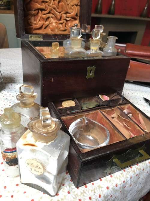 RARE VICTORIAN MAHOGANY MEDICINE BOX WITH CONTENTS ( box closed 20 x 18 x 16 cm )