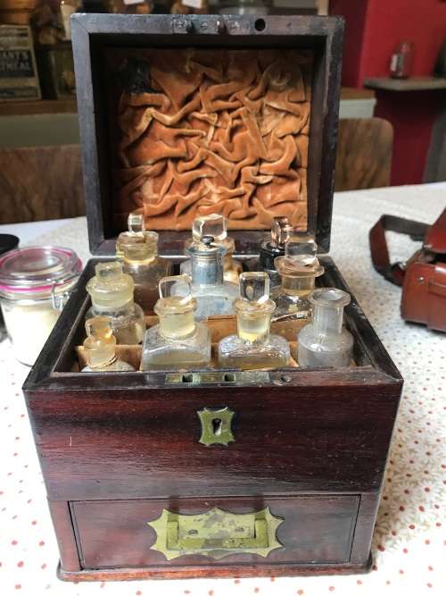 RARE VICTORIAN MAHOGANY MEDICINE BOX WITH CONTENTS ( box closed 20 x 18 x 16 cm )