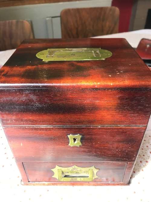 RARE VICTORIAN MAHOGANY MEDICINE BOX WITH CONTENTS ( box closed 20 x 18 x 16 cm )
