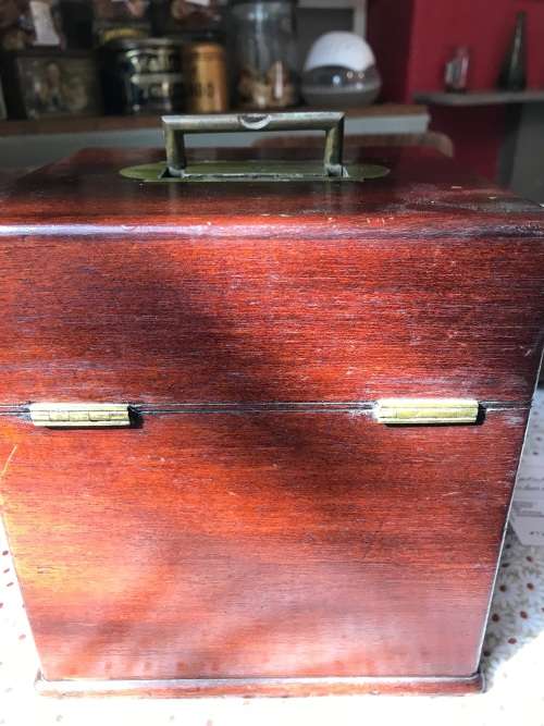 RARE VICTORIAN MAHOGANY MEDICINE BOX WITH CONTENTS ( box closed 20 x 18 x 16 cm )