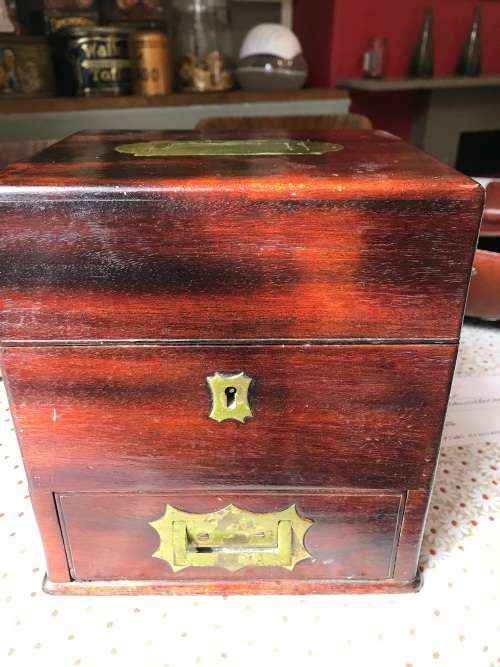 RARE VICTORIAN MAHOGANY MEDICINE BOX WITH CONTENTS ( box closed 20 x 18 x 16 cm )