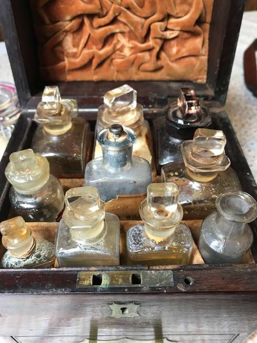 RARE VICTORIAN MAHOGANY MEDICINE BOX WITH CONTENTS ( box closed 20 x 18 x 16 cm )